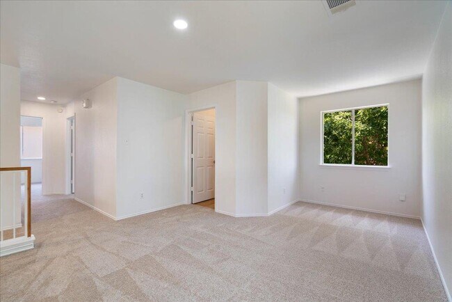 Building Photo - 1025 Doras Dr