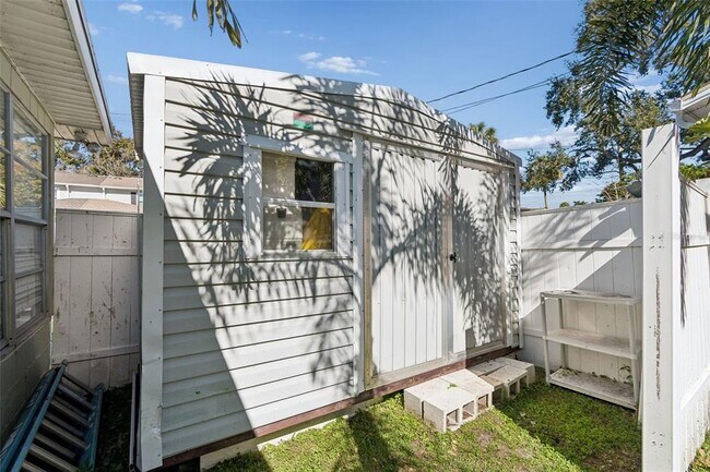 Building Photo - 2302 S Arrawana Ave