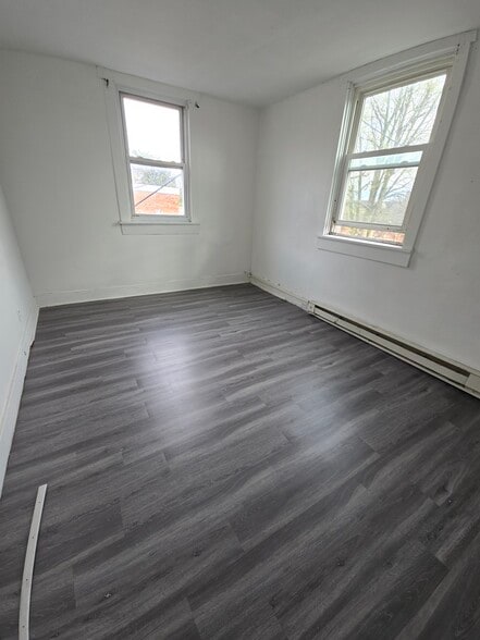 Building Photo - 206 E Main St