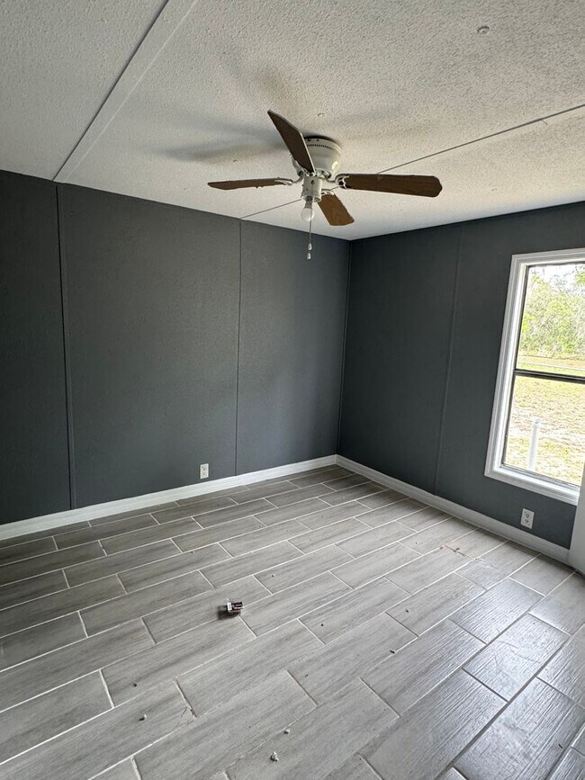 Building Photo - Large Fenced Yard In A Quiet Neighborhood
