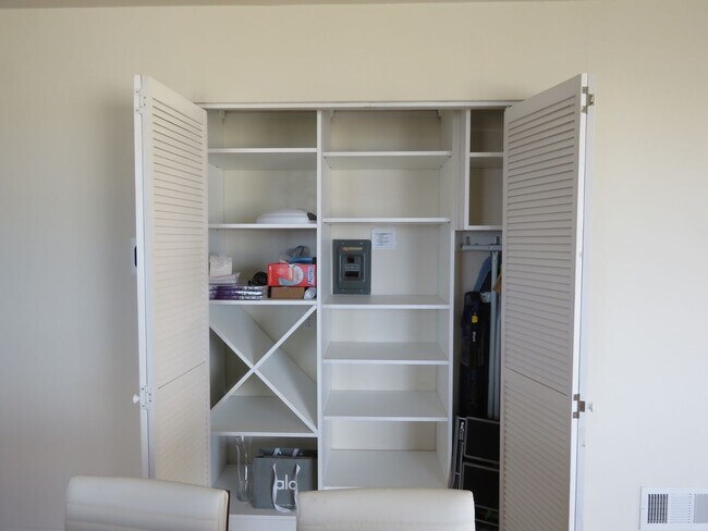 Building Photo - Hidden Gem with Outrageous Views - 1 Bedroom w/ Parking