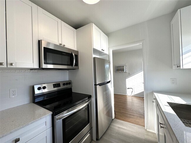 Building Photo - 1910 Biarritz Dr