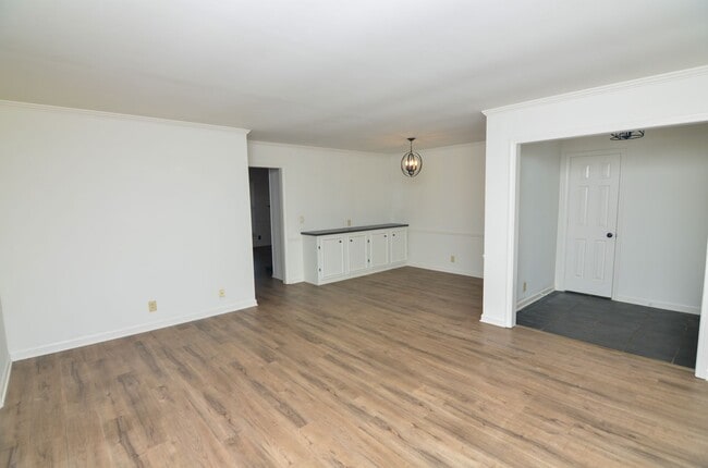 Building Photo - 230 Boxwood