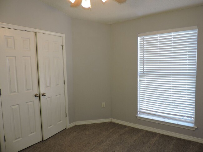 Building Photo - Easy access to interstate, shopping & hosp...