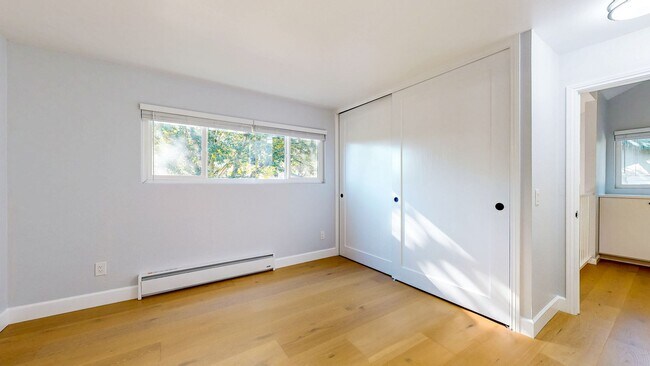 Building Photo - Cozy 2 Bedroom 1.5 Bath with Private Yard and Two Car Garage !