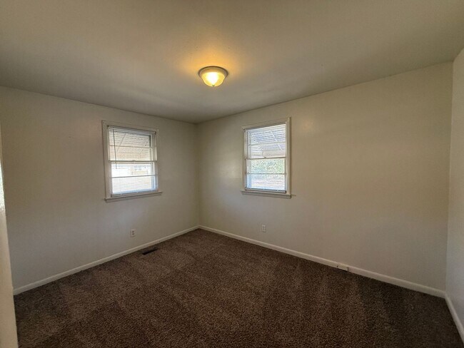 Building Photo - 4 bedroom, 2 bath House