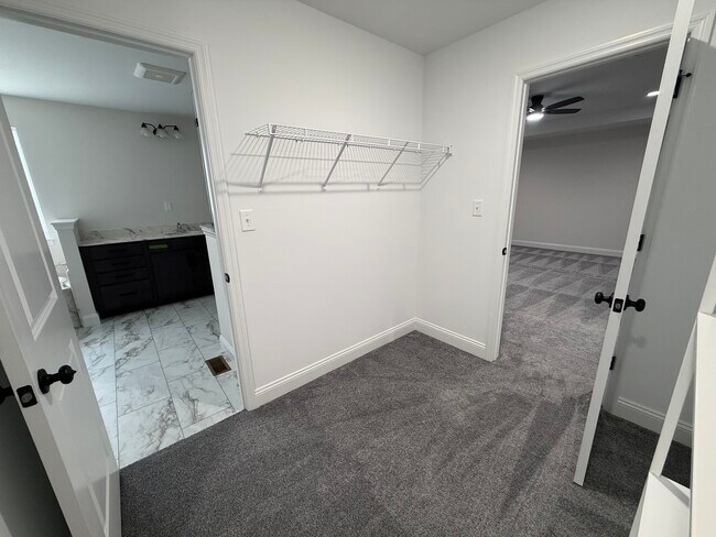 Building Photo - 156 Far Meadow Dr