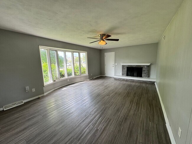 Building Photo - 1359 W 53rd St