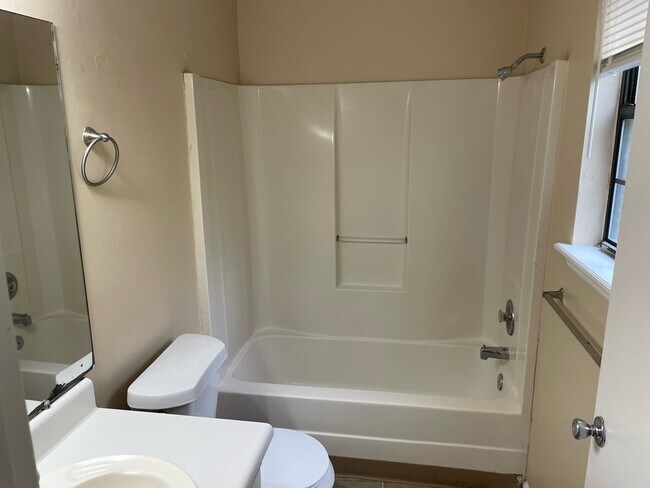 Building Photo - 2348 Horne Ave