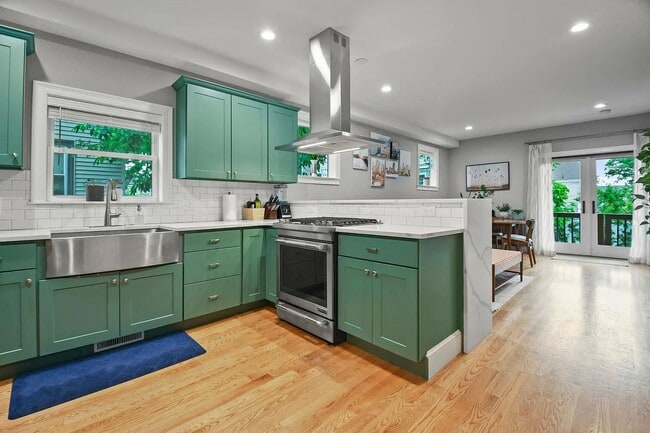 Building Photo - Renovated Apartment in Medford