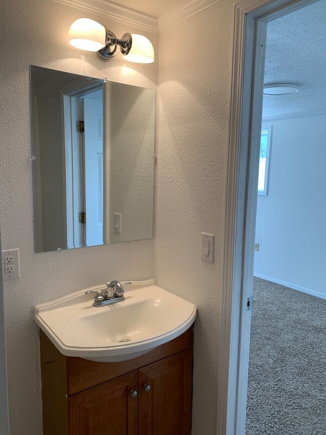 Building Photo - 2319 1/2 Axtell