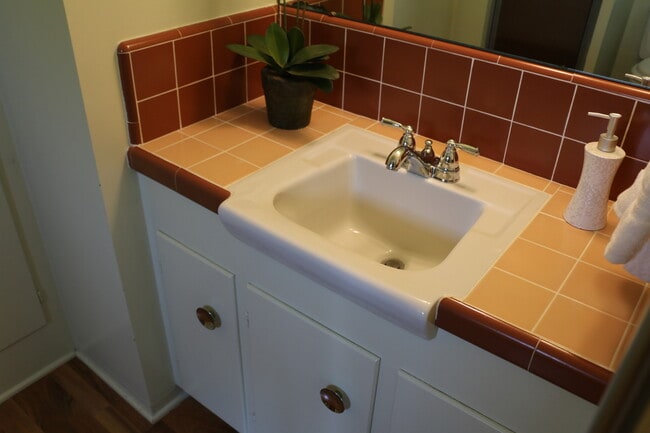 Building Photo - 2000 sq feet 5 bed 3 bath home close to Poly!!