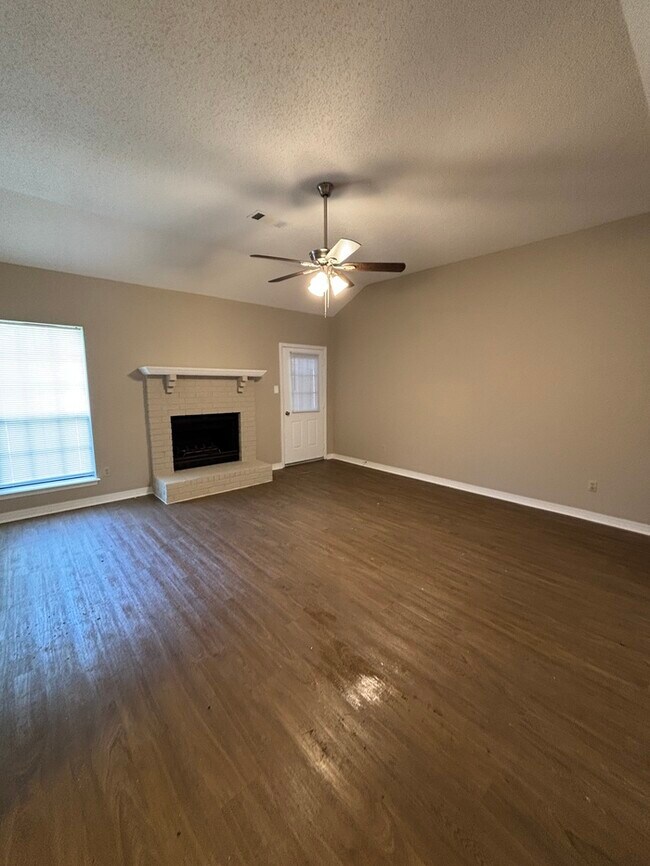 Building Photo - 12 Tripp St