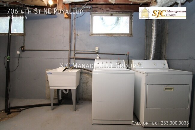 Building Photo - Three bedroom one bath in Downtown Puyallu...