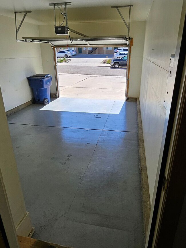 Building Photo - 931 Village Cir