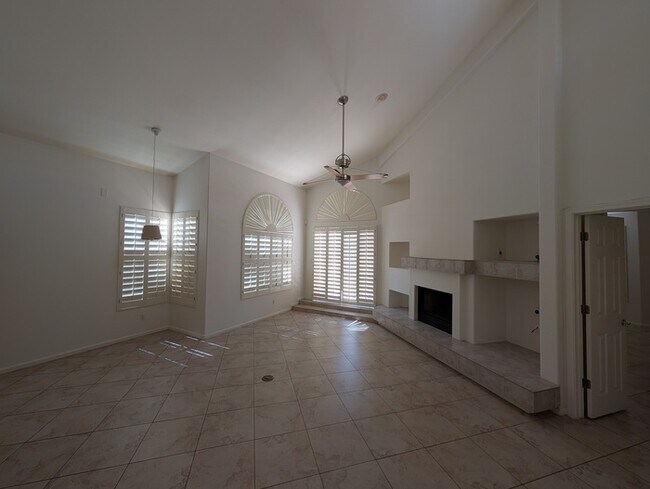 Building Photo - Pointe Tapatio 3br with garage