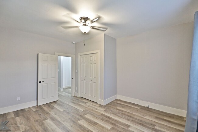 Building Photo - 2 bed 1 bath; AVAILABLE NOW!