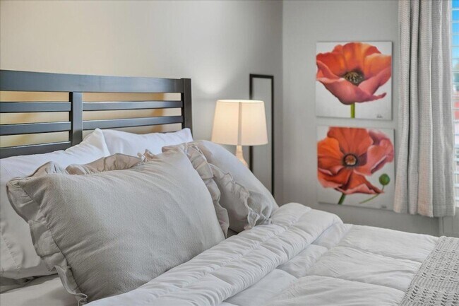 Building Photo - 1909 E Coral Tree Dr