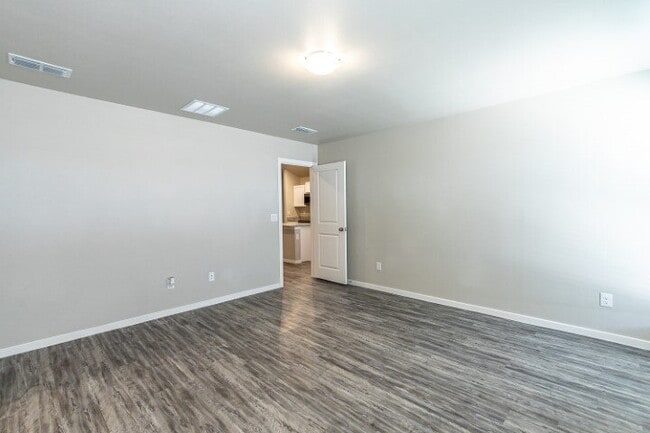 Building Photo - "Charming 3-Bed, 2-Bath Haven with 1,615 Sq Ft in Lubbock's Cozy Kirksey Avenue!" Half off first ...
