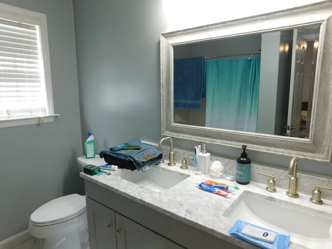 Building Photo - 305 Gibbs Rd