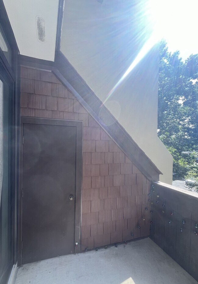 Building Photo - 2208 S Quincy St