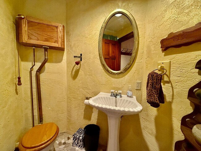 Building Photo - Historic Manitou Springs Home for Rent – M...