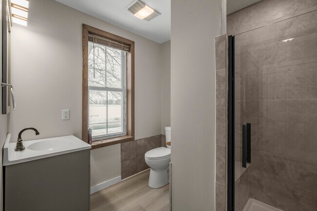 Building Photo - 509 W Baker St