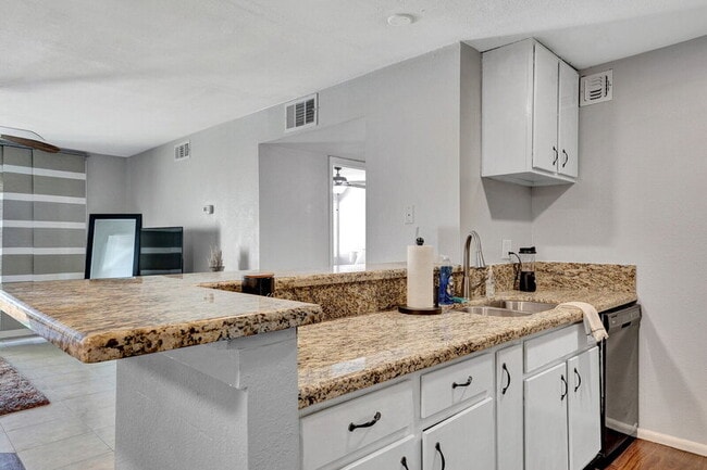 Building Photo - 8055 E Thomas Rd