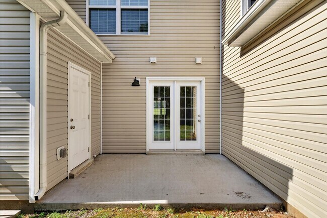 Building Photo - The Stowe Court Dog Friendly Condo for rent!