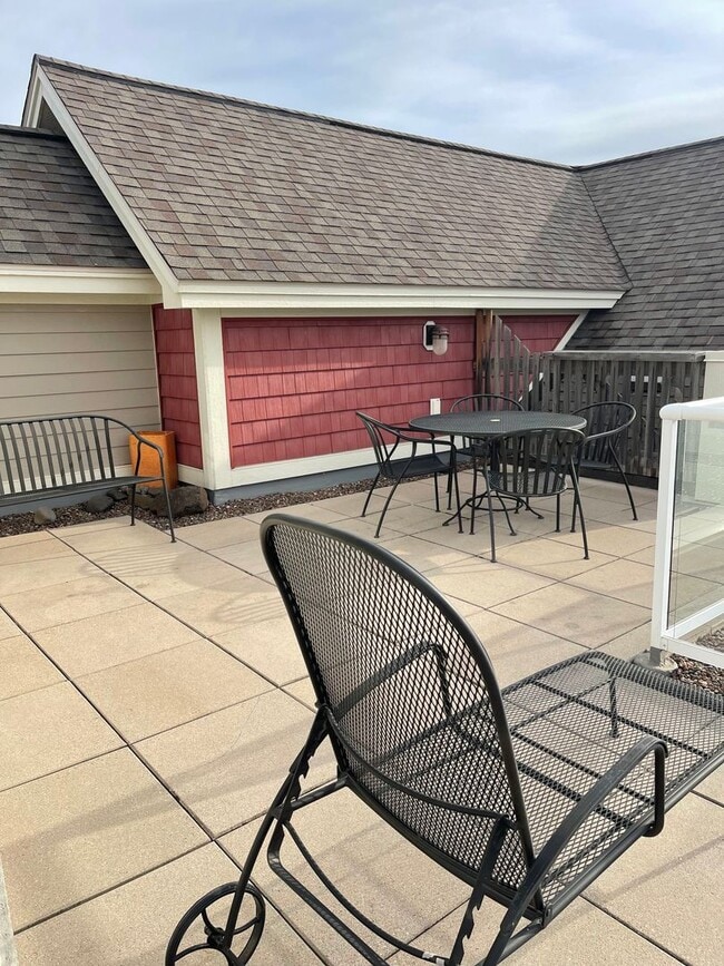 Building Photo - Beacon Pointe Condo! Stunning  Lake Views ...