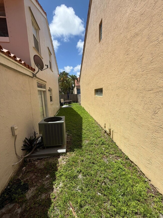 Building Photo - 3780 Amalfi Dr