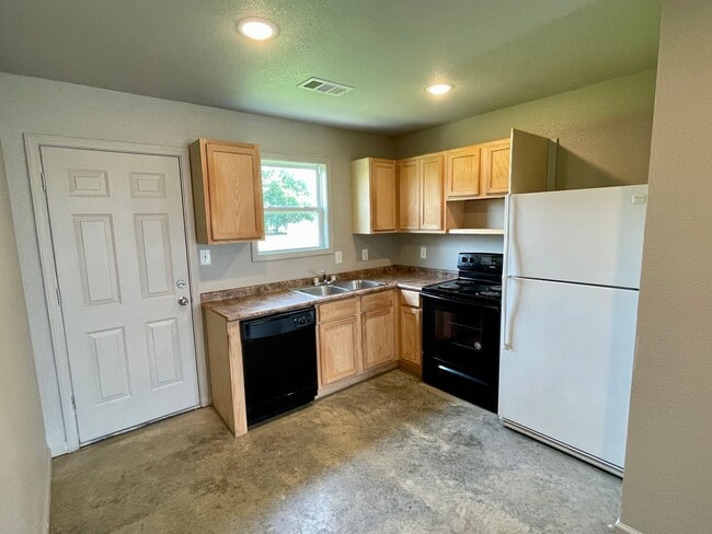 Building Photo - 2 Bed / 1 Bath Duplex in Weiner, AR