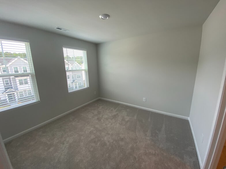 Building Photo - Room in Townhome on Southern Magnolia Dr