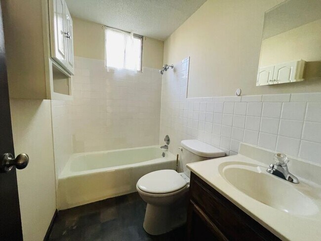 Building Photo - 1406 Magnolia W