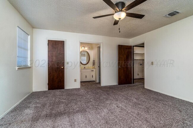 Building Photo - 5712 SW 48th Ave