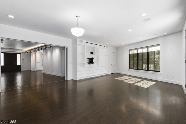 Building Photo - 60 Fernwood Rd