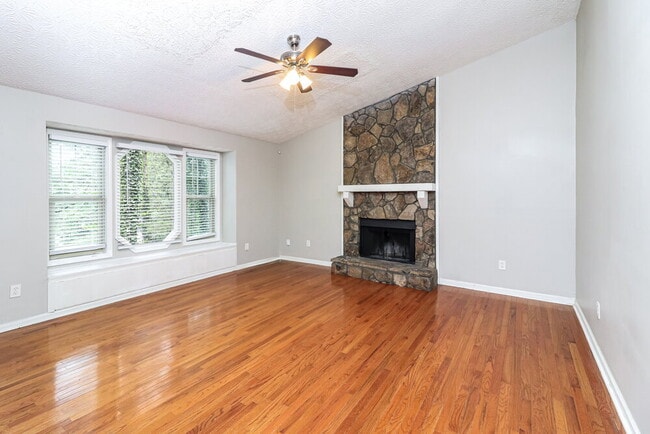 Building Photo - 249 Castleair Dr NE