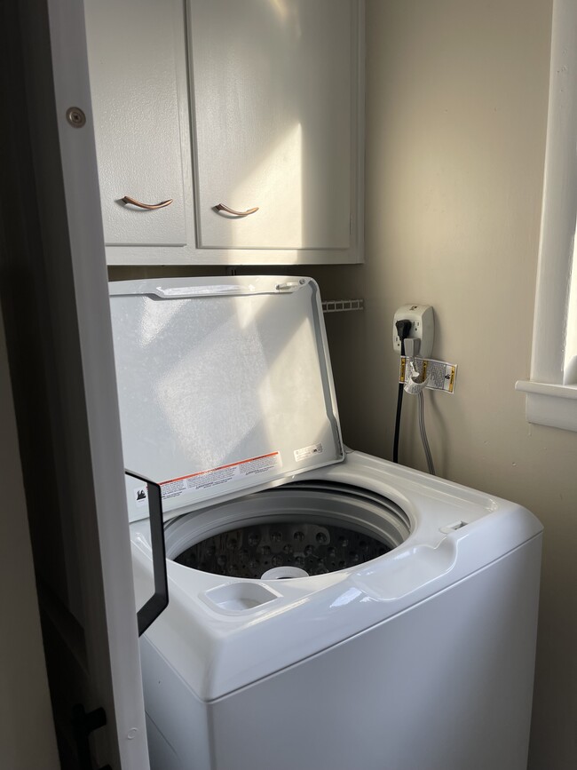 Laundry - 2725 Gardiner Ln