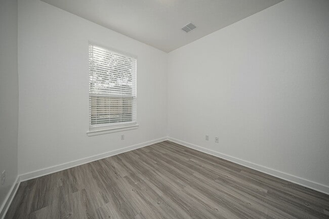 Building Photo - 1606 W 5th St