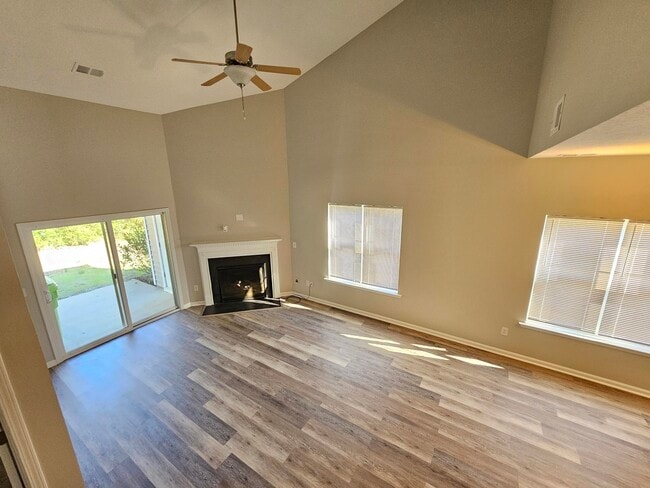 Building Photo - 637 Clover View Rd