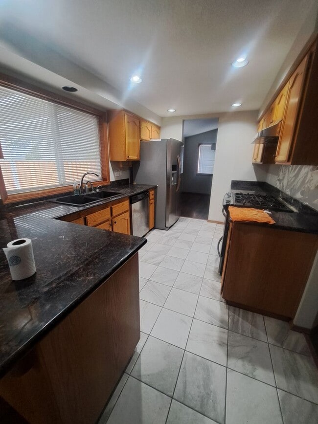 Building Photo - 3 BEDROOM - AC - move in ready