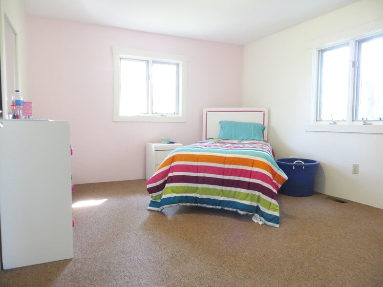Single rm bedrm, walls white now - 82 Dill Rd