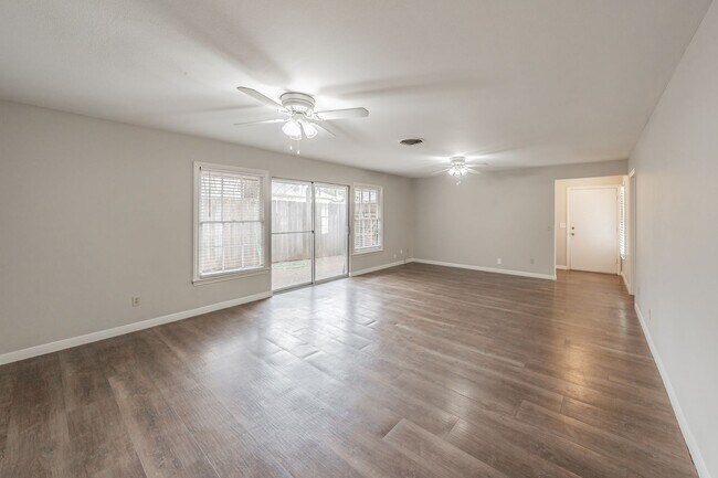 Building Photo - Prime Location in Overton West! Spacious D...