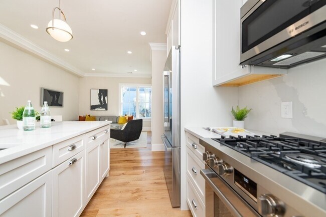 Building Photo - 106 Forest Hills St