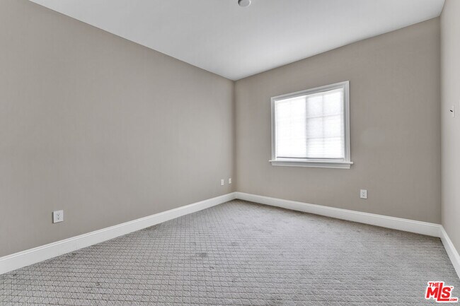 Building Photo - 413 California St