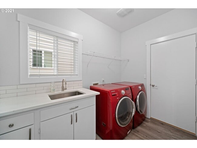 Building Photo - 4 Bedroom 2.5 Bath Home Recently Updated with Modern Finishes