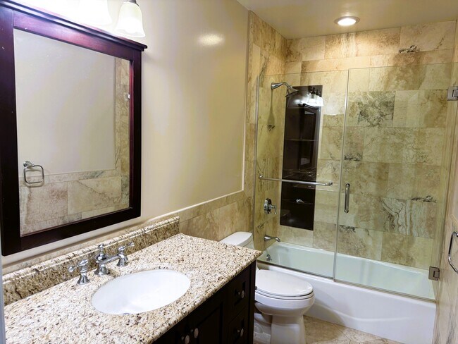 Common Bathroom - 817 18th St