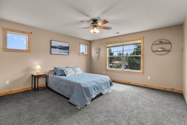 Building Photo - 3 Bed 2.5 bath plus Office/den-Townhome-Ri...