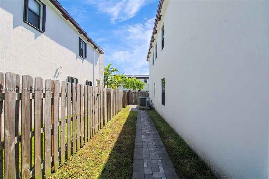 Building Photo - 21016 NE 2nd Ct