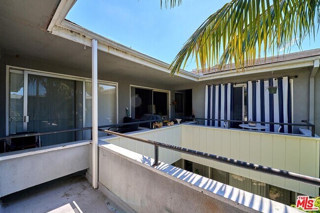 Building Photo - 742 S Plymouth Blvd
